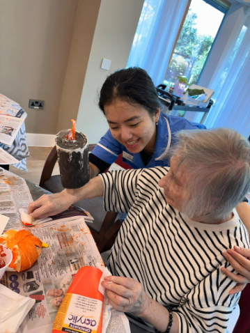 Resident doing arts and crafts with one of the care team at Casa di Lusso